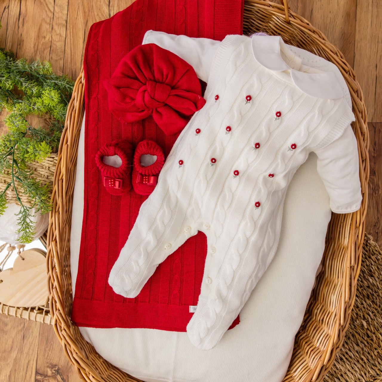   Saída de maternidade Débora Off e vermelha